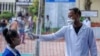 Des Ethiopiens font vérifier leur température pour détecter les symptômes du nouveau coronavirus, au Zewditu Memorial Hospital dans la capitale Addis Abeba, Ethiopie, mercredi 18 mars 2020. (AP Photo/Mulugeta Ayene)