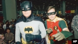 Adam West junto al "Robin" de la época, personificado por Burt Ward