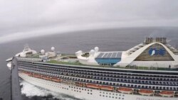 Un helicóptero de la Guardia Nacional de California entrega kits de prueba de coronavirus al crucero Grand Princess en la costa de San Francisco, California, EE.UU. en esta imagen fija tomada de un video.