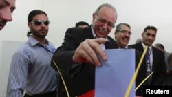 7일 리비아 트리폴리에서 투표하는 압두라힘 엘-카이브 총리.