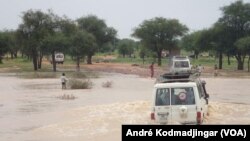 Une équipe médicale de MSF traverse un waddi pour atteindre les communautés atteintes par le choléra,au Tchad, 21 septembre 2017. (VOA/André Kodmadjingar)