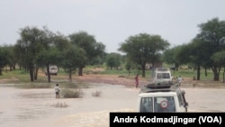 Une équipe médicale du MSF traverse les Ouaddi pour atteindre les communautés atteintes par le choléra, au Tchad, 21 septembre 2017. (VOA/André Kodmadjingar)