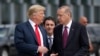 Arhiva - Predsednik SAD Donald Tramp i predsednik Turske Rečep Tajip Erdogan, tokom sastanka pred samit NATO-a u Briselu, 11. jula 2018. (AP Photo/Pablo Martinez Monsivais)