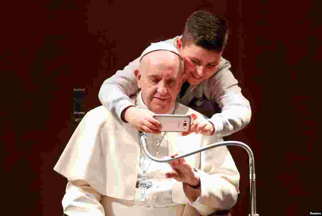 سلفی با پاپ فرانسیس.