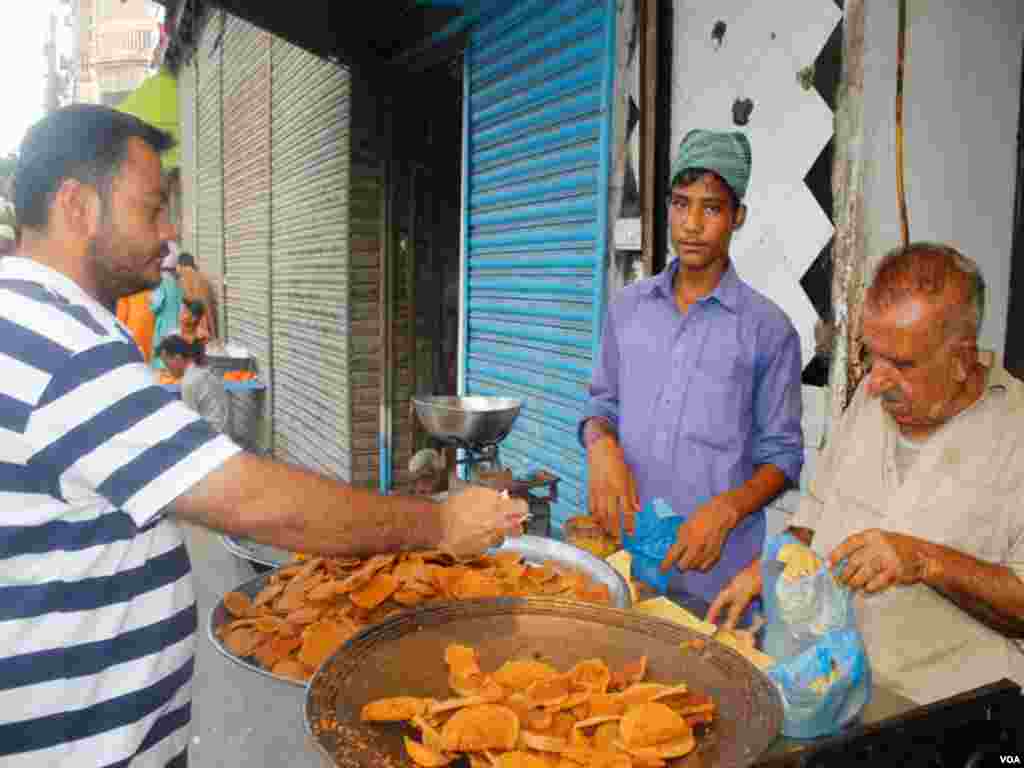 لوگ افطار کی تیاری کے لیے خریداری میں مصروف۔