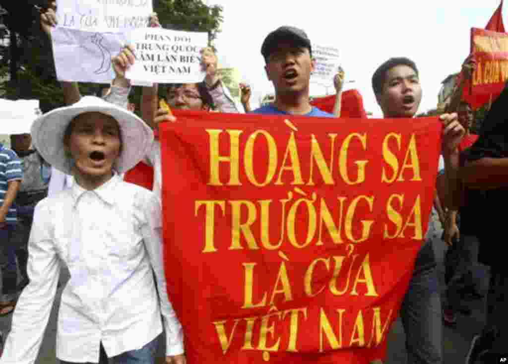 Demonstran Vietnam memegang spanduk bertuliskan "Kepulauan Paracel dan Spratly milik Vietnam dalam protes menuntut Tiongkok agar menjauh dari wilayah yang diklaim milik Vietnam (foto: Dok).