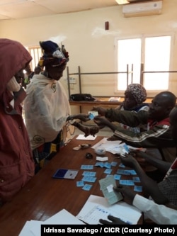 Distribution de coupons alimentaires à 5 000 personnes dans le Soum, au nord du Burkina Faso, le 26 mars 2017. (Idrissa Savadogo / CICR)