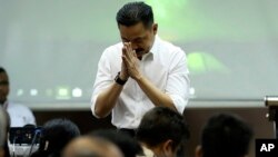 Founder and owner of Lion Air Rusdi Kirana bows in front of relatives of the victims in the crashed Lion Air jet during a press conference in Jakarta, Indonesia, Nov. 5, 2018.