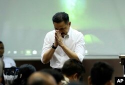 Founder and owner of Lion Air Rusdi Kirana bows in front of relatives of the victims in the crashed Lion Air jet during a press conference in Jakarta, Indonesia, Nov. 5, 2018.