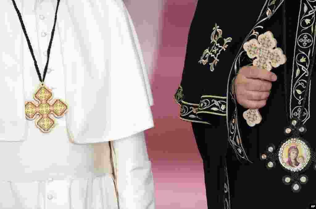 សម្តេច​ប៉ាប&nbsp;Francis កំពុង​ឈរ​នៅ​ជិត​សម្តេចប៉ាប&nbsp;Tawadros II ដែល​ជា​មេដឹកនាំ​សាសនា​នៃ​អ្នក​កាន់​សាសនា​គ្រិស្ត​និកាយ&nbsp;Orthodox របស់​ប្រទេស​អេហ្ស៊ីប នៅ​វិហារ ​St. Mark ក្នុង​ក្រុង​គែរ។