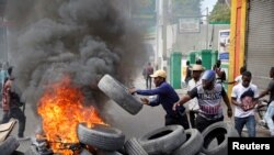 Manifestan k ap enstale yon barikad dife pandan yon manifestasyon nan Pòtoprens, Ayiti, 15 janvye 2021. (Foto: REUTERS/Jeanty Junior Augustin).