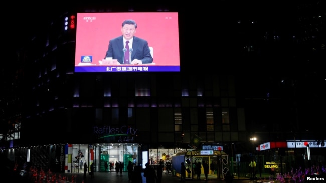 深圳街头一个巨型电视屏幕上播放中国领导人习近平在深圳特区成立40周年纪念会议上讲话。(2020年10月14日)