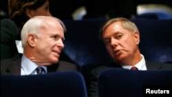 Thượng nghị sĩ John McCain và Lindsay Graham.