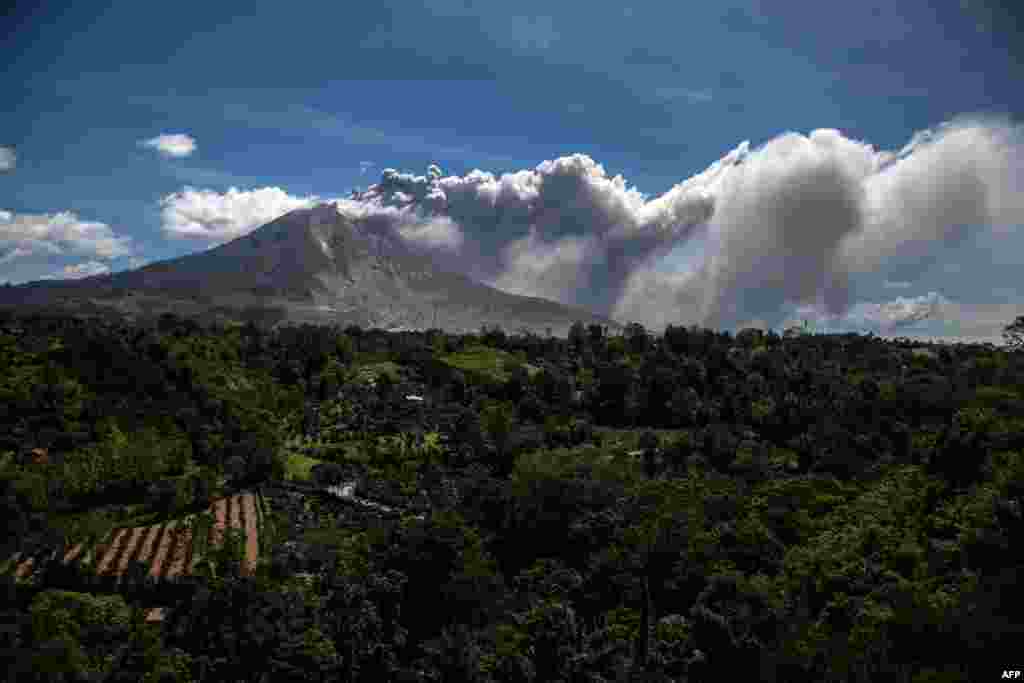 فوران آتشفشان در کوه سینابونگ اندونزی
