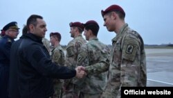 Ministar odbrane Srbije, Aleksandar Vulin, dočekuje padobrance Oružanih snaga SAD, koji će učestvovati u zajedničkoj vežbi sa padobrancima Vojske Srbije, na vojnom aerodromu Batajnica kraj Beograda (Foto: Ministarstvo odbrane Srbije)