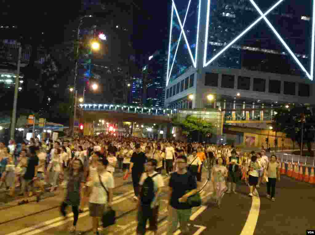 香港学联预演占中午夜正式开始 (美国之音海彦拍摄)