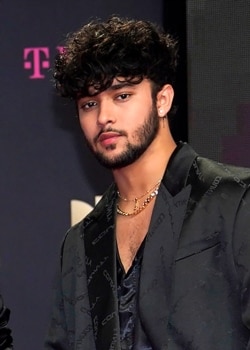 Esta foto de archivo del 18 de febrero de 2021 muestra a Joel Pimentel, de CNCO, llegando al Premio Lo Nuestro en Miami.