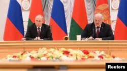 ရုရှားသမ္မတ Vladimir Putin (ဝဲ)နဲ့ ဘဲလားရု-စ်သမ္မတ Alexander Lukashenko တို့ ဘဲလားရုစ်နိုင်ငံ၊ Minsk မြို့မှာတွေ့ဆုံစဉ်။ (ဒီဇင်ဘာ ၁၉ ၊ ၂၀၂၂)