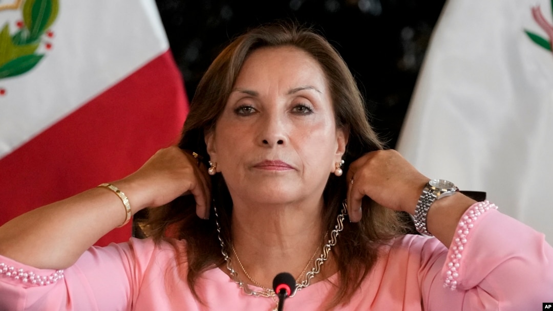 ARCHIVO - La presidenta de Perú, Dina Boluarte, muestra sus joyas durante una conferencia de prensa en el Palacio de Gobierno en Lima, Perú, el 5 de abril de 2024.
