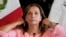 ARCHIVO - La presidenta de Perú, Dina Boluarte, muestra sus joyas durante una conferencia de prensa en el Palacio de Gobierno en Lima, Perú, el 5 de abril de 2024.