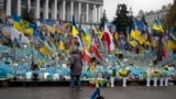 Spomenik palim vojnicima na Trgu nezavisnosti u Kijevu, 15. novembra 2024. (Foto: AP/Efrem Lukatsky)