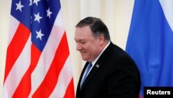 El secretario de Estado de EE.UU., Mike Pompeo, camina frente a una bandera rusa y otra estadounidense durante la cumbre bilateral celebrada en Sochi, Rusia, el 14 de mayo de 2019.