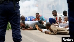 Des policiers anti-émeutes font usage de gaz lacrymogène pour disperser des protestataires lors d'une manifestation à l'initiative de catholiques à Kinshasa, en République démocratique du Congo, le 21 janvier 2018.