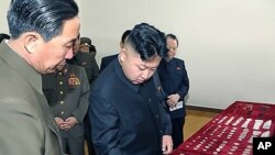 5월 1일 노동절을 맞아 평안북도에 있는 대관유리공장을 시찰한 북한 김정은 국방위원회 제1위원장. 