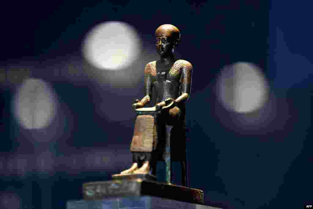 مجسمه ایمهوتپ، دانشمند و نویسنده مصر باستان در موزیم ایمهوتپ در قاهره &nbsp;