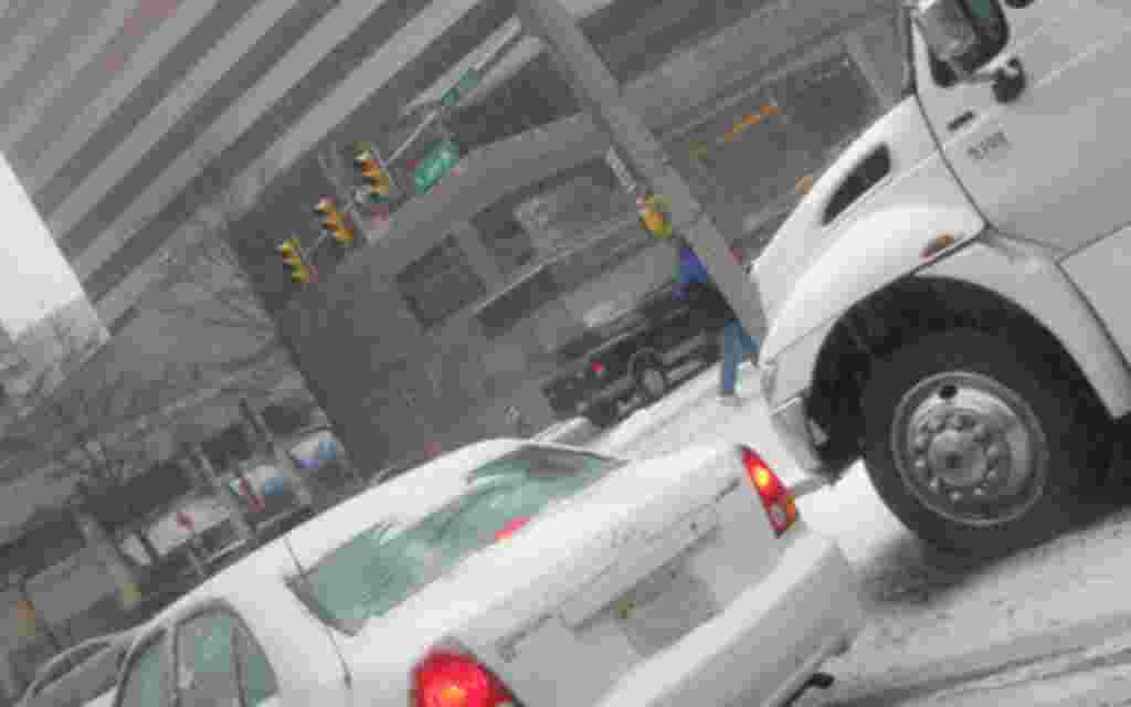 Washington se tiñe de blanco bajo una escasa capa de nieve.