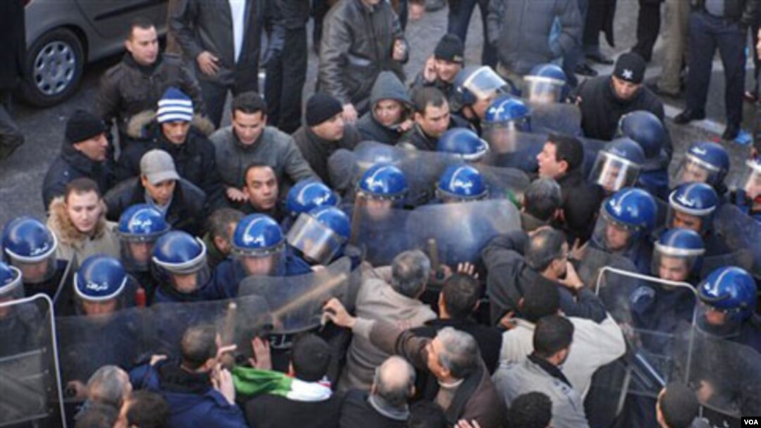 Ratusan demonstran yang menuntut perubahan politik di Aljazair bentrok dengan polisi di Algiers, Aljazair.