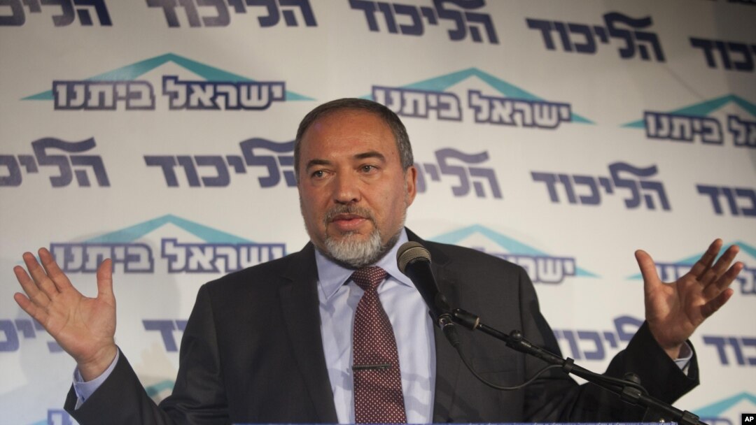 Menteri Luar Negeri Israel Avigdor Lieberman berbicara dalam salah satu acara partai di Tel Aviv, Israel. (AP/Dan Balilty)