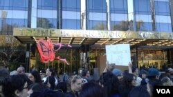 Anti-Trump protesters march between Columbus Circle and Trump Tower in New York City, Nov. 13, 2016 (B. Leverone/VOA). Rallies in various U.S. cities entered their fifth day on Sunday. 