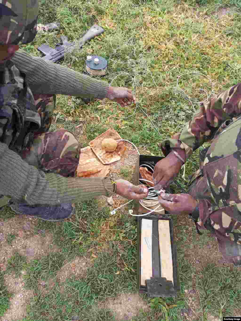 Maafisa wa jeshi wakitegua bomu hilo.