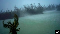 El primer ministro de Bahamas, Hubert Minnis, informó el martes en la tarde que Dorian deja al menos cinco muertos en las islas Abaco, azotada el domingo.