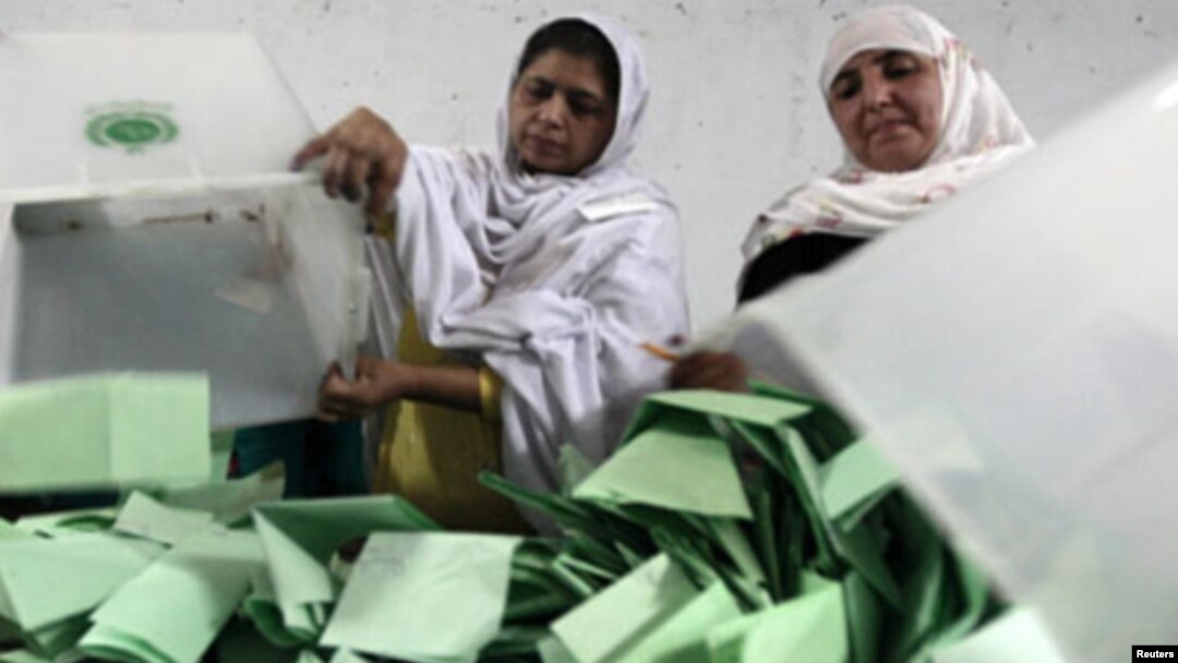 دپنجاب اسمبلۍ حلقه پي کى ٧٨ کې دواکمن ګوند مسلم ليګ(ن) کانديد ناصر انصاري او مسرور جهنګوي په ګډون د٢٠ؤ څخه زيات کانديدانو ټاکنو کې برخه اخستې وه.