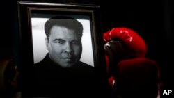 Sejumlah sketsa dan lukisan karya mendiang petinju Muhammad Ali dilelang 5 Oktober 2021 di New York. (Foto: ilustrasi/AP/David Goldman) 