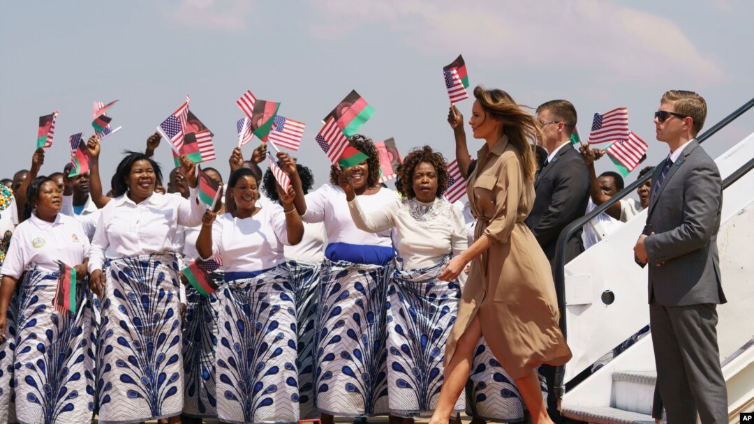 Ibu Negara AS, Melania Trump tiba di Bandara Internasional Lilongwe di Lumbadzi, Malawi, 4 Oktober 2018. 