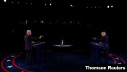 El candidato presidencial demócrata Joe Biden, a la izquierda, y el presidente Donald Trump participan en su segundo debate presidencial, celebrado en Nashville, Tennessee.