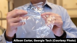 Carson Meredith, Profesor di Georgia Tech's School of Chemical and Biomolecular Engineering, menunjukkan "plastik" jenis baru yang bisa terurai yang sedang ia kembangkan bersama para peneliti lainnya. 