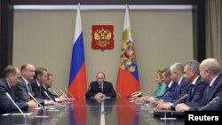 2015年9月29日俄罗斯总统普京（中）在莫斯科郊外奥加廖沃官邸主持安全会议