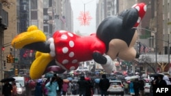 El globo de Minnie Mouse flota durante el desfile anual del Día de Acción de Gracias de Macy's en la ciudad de Nueva York el 28 de noviembre de 2024. (Foto de CHARLY TRIBALLEAU / AFP)