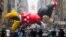 El globo de Minnie Mouse flota durante el desfile anual del Día de Acción de Gracias de Macy's en la ciudad de Nueva York el 28 de noviembre de 2024. (Foto de CHARLY TRIBALLEAU / AFP)
