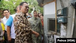 Menteri ESDM Sudirman Said bersama Walikota Surabaya Tri Rismaharini memeriksa jaringan gas bumi yang dialirkan ke rumah warga di Kampung Lontong, Surabaya (Foto: VOA/Petrus)