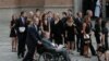 L'ancien président américain George H.W. Bush, sur un fauteuil roulant, assiste aux funérailles de son épouse, l'ex-première dame Barbara Bush, avec son fils, le 43e président des États-Unis, George W. Bush, à l'église épiscopale de St. Martin à Houston, 