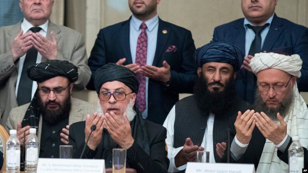 Delegasi Taliban-Afghanistan berdoa dalam pertemuan "internal Afghanistan" di Moskow, Rusia pada 6 Februari 2019 lalu. 