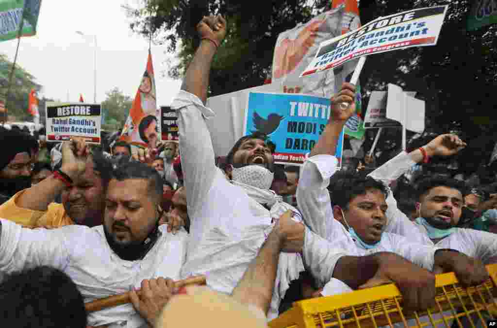 اعضای حزب کنگره جوانان هند در اعتراض به بستن حساب توییتر رهبر آن، در مقابل دفتر توییتر در دهلی‌نو دست به تظاهرات زدند.