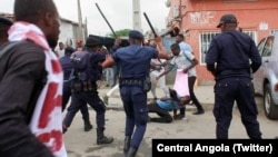 Polícias bate em manifestantes em Luanda, quando estes participavam numa manifestação contra o desemprego, uma das áreas que evidenciam a corrupção.