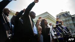 Keluarga George Floyd bersama pengacara mereka, Ben Crump (ketiga dari kiri) berbicara kepada media di Washington DC usai bertemu Presiden Joe Biden, Selasa (25/5). 