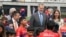 El rey español Felipe VI y el presidente ecuatoriano Daniel Noboa saludan a niños durante la inauguración de una cancha de fútbol en Cuenca, en el marco de la Cumbre Iberoamericana XXIX Ibero-American Summit, el 14 de noviembre de 2024. (AP/Fernando Machado)